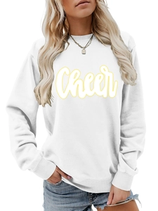Detail eines weißen Sweatshirts mit gelbem Cheer-Schriftzug und gerippten Bündchen