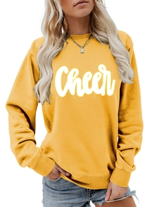 Detail eines ingwergelben Crewneck-Sweatshirts mit weißem Cheer-Print und Rippbündchen