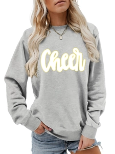 Nahaufnahme des Cheer-Grafikdrucks auf grauem Langarm-Sweatshirt mit Rundhalsausschnitt