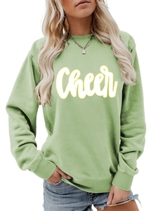 Detail eines grünen Sweatshirts für Damen mit Cheer-Schriftzug und gerippten Bündchen