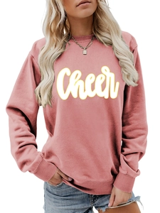Detailansicht des Rundhalsausschnitts und weißer Cheer-Druck auf dem rosa Sweatshirt
