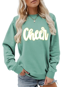 Detail von geripptem Rundhalsausschnitt und weißem Cheer-Schriftzug auf mintgrünem Pulli