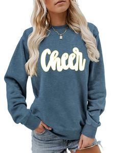 Detail eines blauen Cheer-Sweatshirts mit weißem Aufdruck und gerippten Bündchen