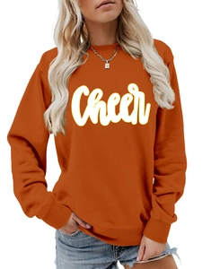 Detail des weißen Cheer-Buchstabendrucks auf orangefarbenem Langarm-Sweatshirt mit Strick