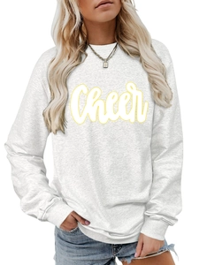 Detail eines grauen Sweatshirts mit gelbem Cheer-Schriftzug und gerippten Bündchen