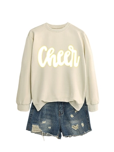 Detail eines Cheer-Sweatshirts mit langen Ärmeln und abgenutzten Denim-Shorts