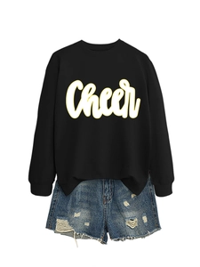 Detail eines schwarzen Sweatshirts mit Cheer-Aufdruck und Distressed-Denim-Shorts für Damen