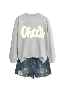 Flachbild eines grauen Langarm-Sweatshirts mit Cheer-Print und zerrissenen Denim-Shorts