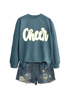 Flachbild von lässigem Langarm-Sweatshirt mit Cheer-Print und Distressed-Denim-Shorts