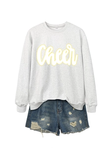 Detail von grauem Cheer-Sweatshirt mit Jeans-Shorts und abgenutzten Riss-Details