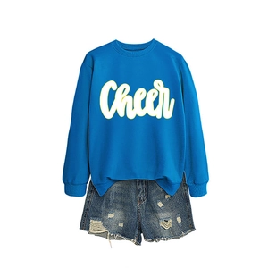 Damen-Set mit blauem Cheer-Sweatshirt und destroyed Jeans-Shorts für Freizeit-Looks