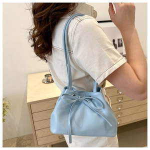 Borsa a spalla in pelle PU celeste con fiocco a coulisse indossata da modella