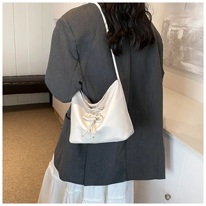 Sac bandoulière minimaliste en cuir PU blanc avec nœud décoratif et cordon tendance