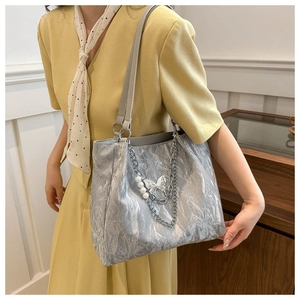 Grand sac cabas argenté plissé avec chaîne en métal et pendentif papillon perlé