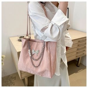 Sac fourre-tout rose avec chaîne argentée, perles et breloque papillon sur cuir plissé doux