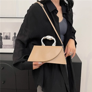 Beige Trapez-Handtasche mit silbernem Metallgriff und Schulterriemen im French Style