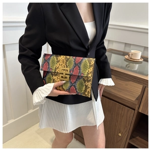 Pochette enveloppe à imprimé serpent multicolore avec fermoir métallique doré chic