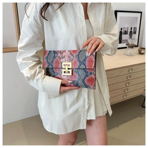 Pochette enveloppe tendance à imprimé serpent avec fermoir doré pour femme 2024