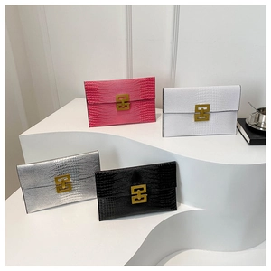 Pochettes enveloppes chic à texture serpent en rose, blanc, argent et noir avec fermoirs