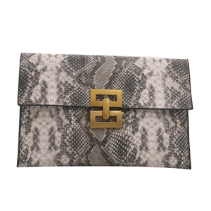Pochette enveloppe chic avec imprimé serpent gris et boucle géométrique dorée élégante