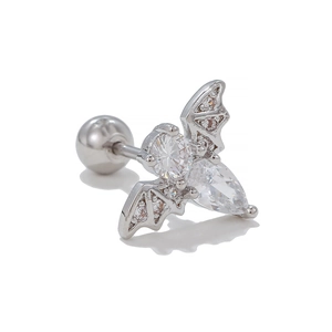 Vue macro de boucles d'oreilles chauve-souris gothiques avec oxydes de zirconium sertis