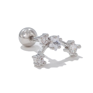 Vue rapprochée du piercing d'oreille en forme d'étoile avec quatre zircons brillants