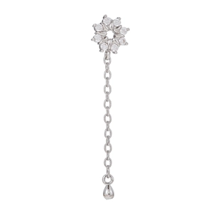 Détail de la boucle d'oreille pompon en argent avec fleur en zircon et goutte