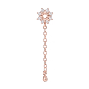 Détail de boucle d'oreille pompon or rose avec clou étoile et goutte en métal poli