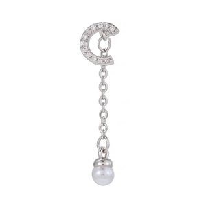 Détail du clou d'oreille lettre C en zircon avec chaîne argentée et pendentif perle blanche