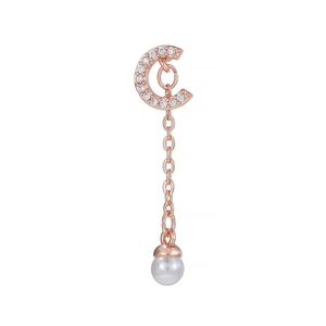 Détail d'une boucle d'oreille croissant or rose avec perle suspendue et zircons
