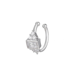 Détail du clip d'oreille argenté avec zircon rectangulaire et bande lisse en forme de C