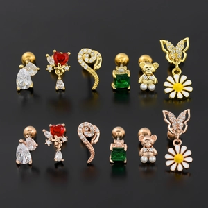 Set di 12 orecchini a perno dorati con zirconi colorati, farfalle, fiori e cuori