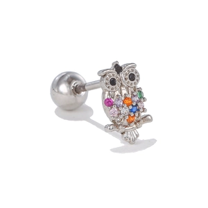 Vue détaillée du piercing hibou avec strass colorés et fermoir à vis sphérique