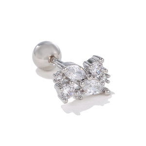 Détail de puce d'oreille argentée avec zircons marquise et fermoir à boule vissée