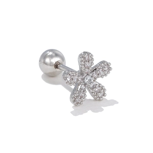 Dettaglio orecchino a fiore in argento con zirconi micro-pave e chiusura a vite a sfera