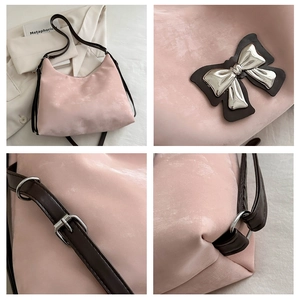Détails du sac à bandoulière en satin rose avec nœud argenté et sangle marron réglable