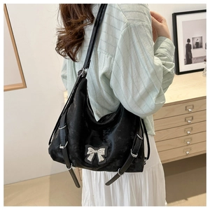 Sac fourre-tout polyvalent en similicuir noir avec nœud argenté et sangles