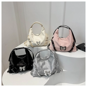 Quatre couleurs de sacs hobo en PU souple avec nœuds et bandoulières réglables en studio