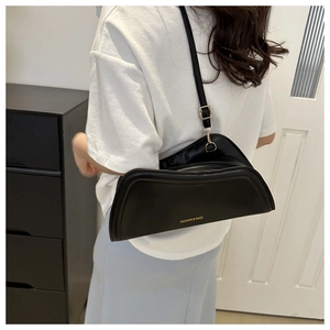 Détail du sac demi-lune en cuir noir mat avec inscription dorée Fashion and Bags