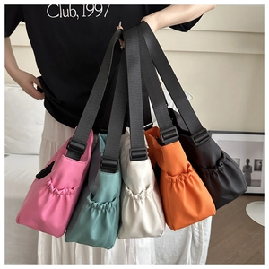 Detailweergave van kleurrijke nylon crossbodytassen met verstelbare riemen en zijzakken