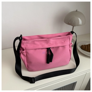 Roze Oxford stoffen crossbodytas met verstelbare band in een sfeervolle huiselijke setting