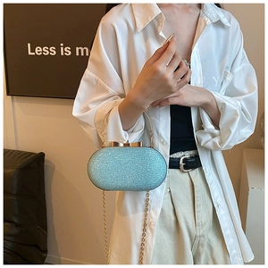 Détail de la pochette de soirée à paillettes bleu clair avec fermoir nœud doré