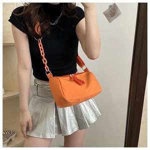 Sac oreiller tendance en nylon orange pour femme avec bandoulière chaîne et grande capacité