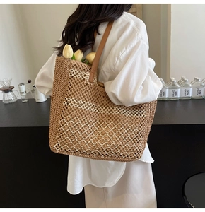 Détail du sac cabas marron tissé à la main avec motif au crochet blanc et bandoulière en cuir