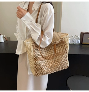 Détail d'un sac cabas au crochet fait main avec lanières en cuir marron sur mannequin