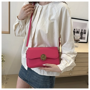 Borsa a tracolla alla moda in pelle PU rosso rosa con fibbia dorata a forma di orso