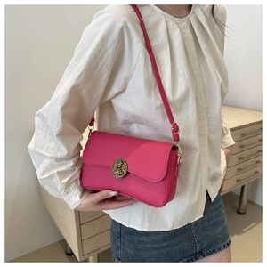 Dettaglio della borsa a tracolla in pelle PU rosa con fibbia dorata vintage a orsetto