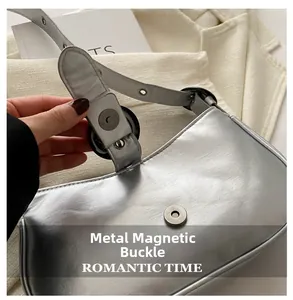 Dettaglio della borsa argento con chiusura magnetica e tracolla regolabile di alta qualità