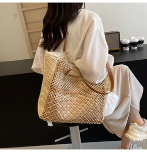 Détail d'un sac cabas en maille évidée avec texture tissée et bretelles en cuir marron