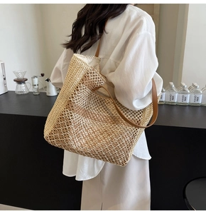 Détail du sac cabas en paille tissé à la main avec bandoulière en cuir marron